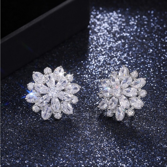 New Women’s 925 Silver Romantic Flower Diamond Stud Earrings - Picture 4 of 8